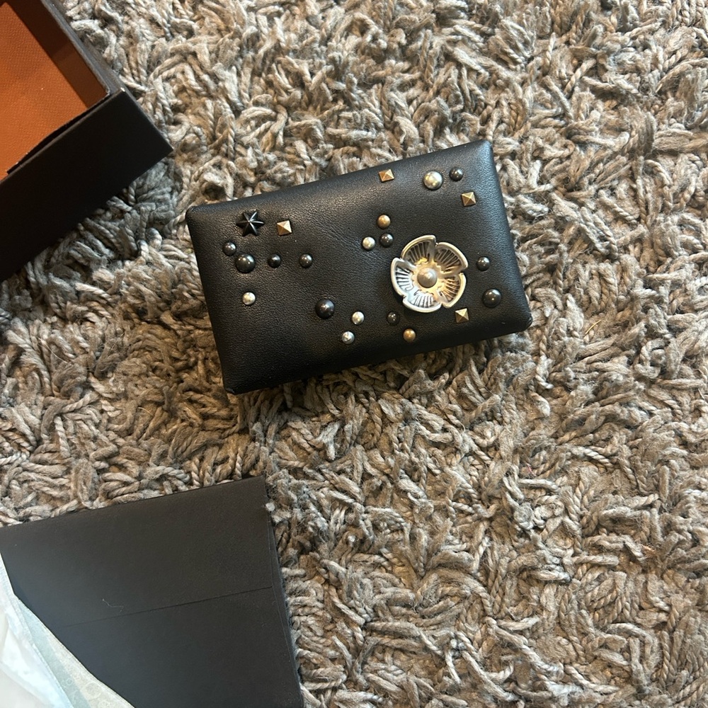 NWT Coach 1941 Turnlock Card Case Tea Rose Studs Black Glovetanned Leather - Picture 4 of 7